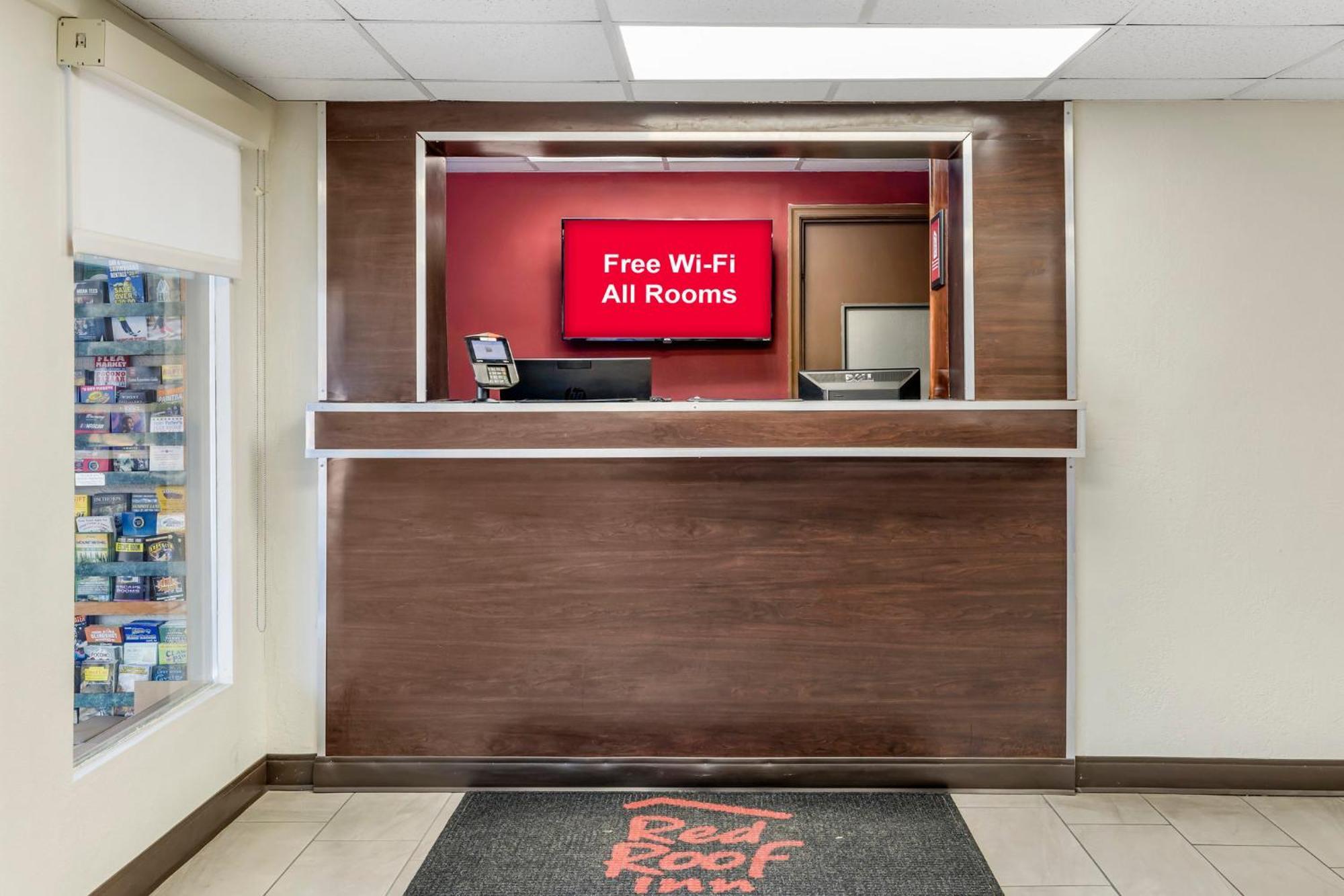 Red Roof Inn Stroudsburg Bagian luar foto